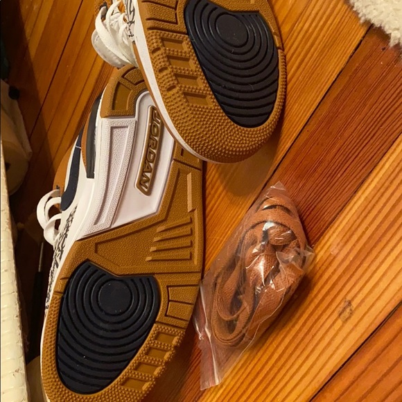 Never worn nikes - Picture 3 of 4